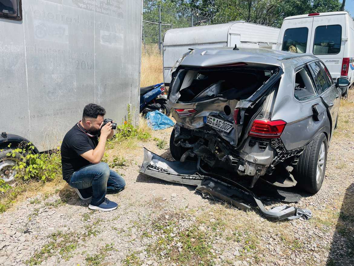 Kfz-Sachverständigenbüro Samadi bei der Begutachtung in Hofheim am Taunus
