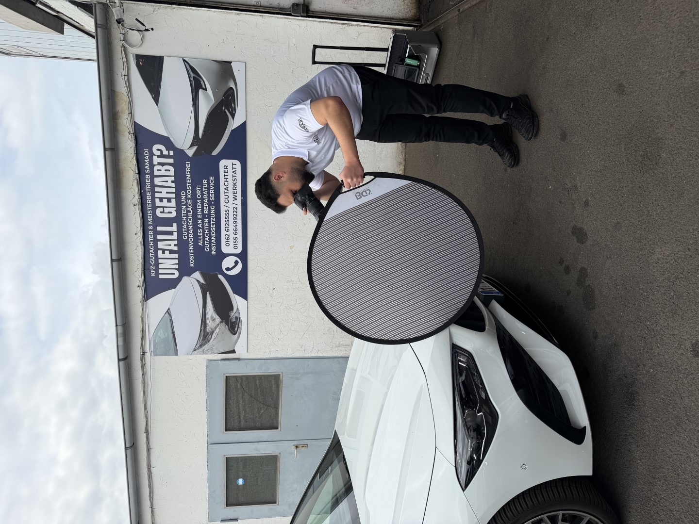 Kfz-Sachverständigenbüro Samadi bei der Schadenbegutachtung